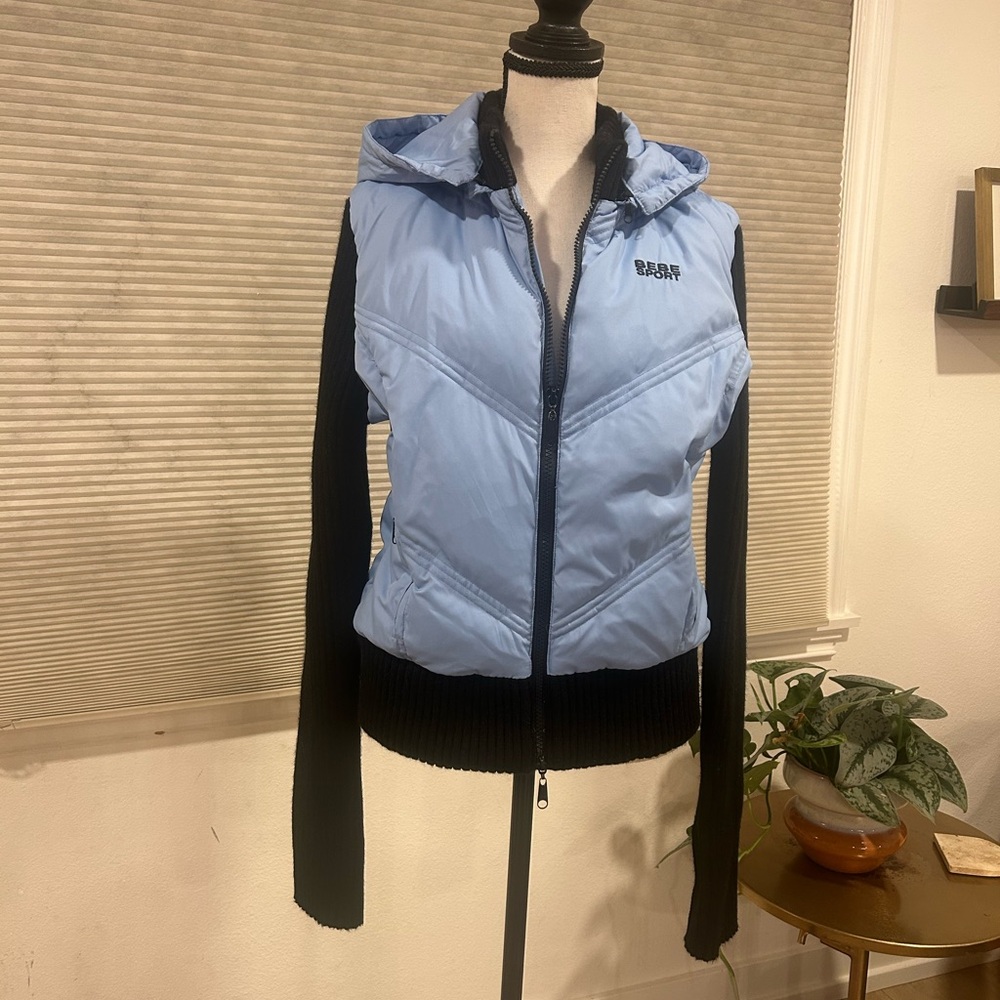 ‘90s bebe Women's Light Blue and Black Puffer Jacket